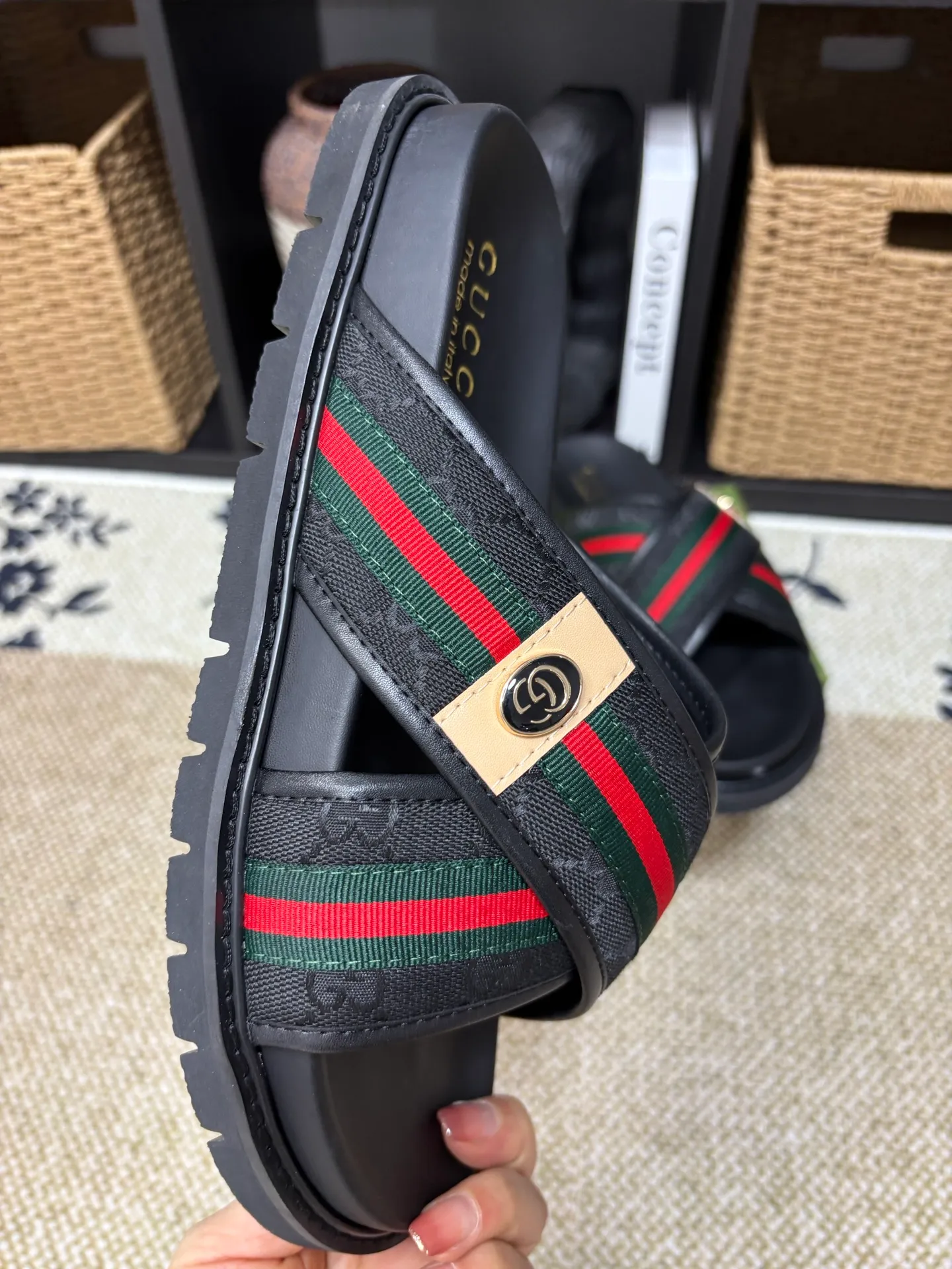 Factory 💰 300 yuan Gucci slippers] high-end men's shoes brand official website 1:1 latest masterpiece: original mold customization, the fabric is made of imported original materials, upgraded outsole, lighter and non-slip. The market's top quality, simple yet tasteful, a must-have for fashionistas, fashionable at your feet, full of confidence, the same style at the counter 👍The season of summer slippers is here. Code: 38-45 (45 customized)